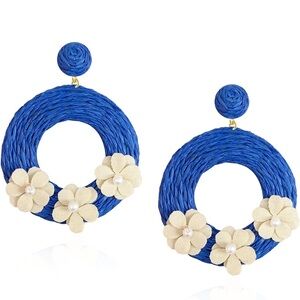 ❤️ NWT - Blue and Cream Floral Hoop Earrings